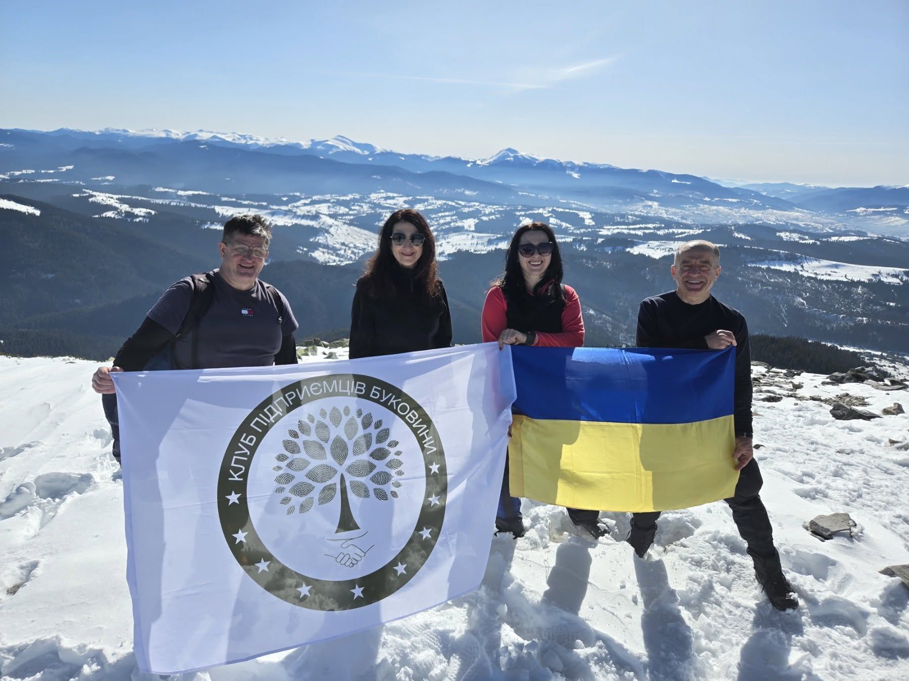 Депутати піднялися на вершину гори Хом'як, пресвятивши акцію тим, хто сьогодні захищає Україну